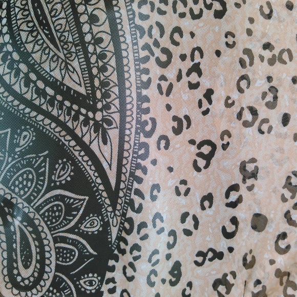 Animal paisley cold shoulder mesh tank - Picture 5 of 6